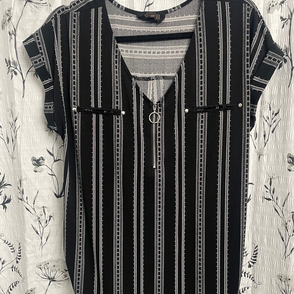 XL Women’s top. Zips down cleavage area.